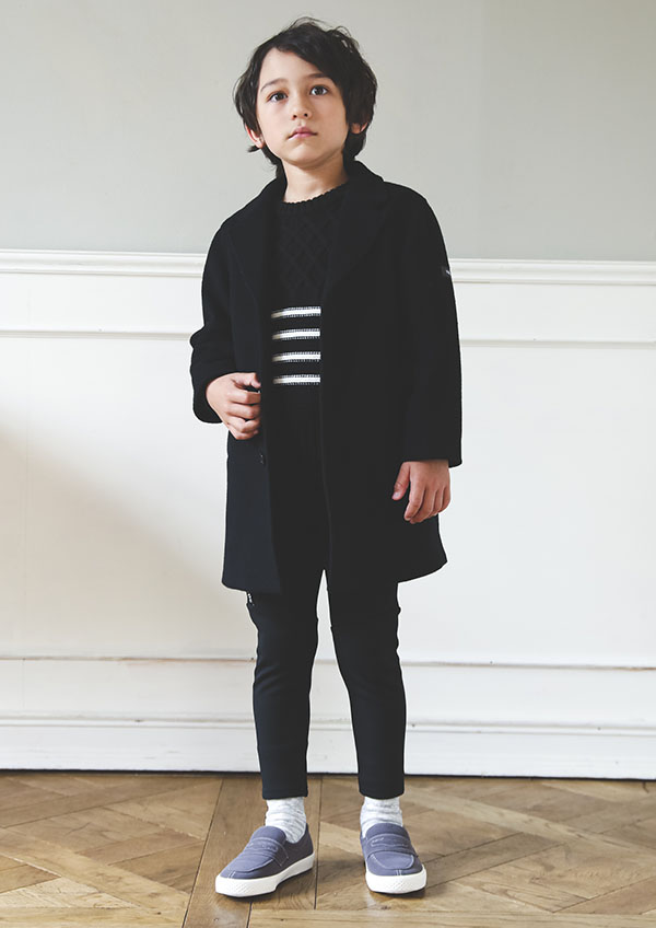 シンプルな大人顔負けデザインのチェスターコート。
カジュアルなコーディネートも、サッと羽織るだけで上品に仕上げてくれます。
厚みがあり、保温性の高いメルトン生地を使用しているので、寒い季節にピッタリ。
ライン使いが着こなしにアクセントをつけてくれるセーターをインに
フロントにケーブル編みをポイント使いして、上品な印象をプラス。
飽きの来ないベーシックなシルエットで、汎用性の高いコーディネートです。



【BeBe(べべ)】
"LOVE MODERN" 少しおませで、生意気なヨーロピアンカジュアルの提案。
時代性･流行性をとらえ、ベーシックでもワンポイントを施した遊び心、楽しさを盛り込んでいます。 
シンプルだけど、こだわりのあるオリジナリティーを重視しています。