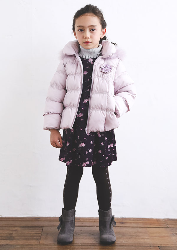 
ベロア特有の光沢感が華やかなワンピース。
繊細なフラワープリントとシックなカラーリングで大人びた印象に。
独特の光沢感が特徴のタフタ素材でおつくりした中綿コートは、
胸元のコサージュが、カジュアルな中に上品な印象をプラス。
ギャザーを寄せたデザインや、フリルで女の子らしいディティールにこだわりました。
取り外し可能なフードにはたっぷりのファーをあしらって、シーズンライクなデザインに。
高めのネックラインで首元までしっかりと温めてくれる、防寒性に優れた1枚は、
カジュアルからキレイ目スタイルまで、幅広くご着用頂けます。

。
MODEL：113cm 19kg/着用サイズ110cm

【BeBe(べべ)】
"LOVE MODERN" 少しおませで、生意気なヨーロピアンカジュアルの提案。
時代性･流行性をとらえ、ベーシックでもワンポイントを施した遊び心、楽しさを盛り込んでいます。 
シンプルだけど、こだわりのあるオリジナリティーを重視しています。