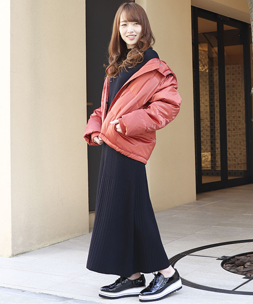 アクセントにもなるビビットカラーのダウンコートは、シンプルなのでスポーティーにもきれいめカジュアルにも◎ブラックの旬なニットワンピと合わせればアクセントカラーがより引き立ちます。万能なダウンコートはこの秋冬に持っておきたいアイテム。