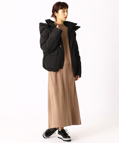 タフタ素材を使用した保温性の優れた良質なダウンコート。 フードは取り外し可能でコーディネートの幅も広がる！ 女性らしいロングワンピースを合わせて脱力カジュアルに。
