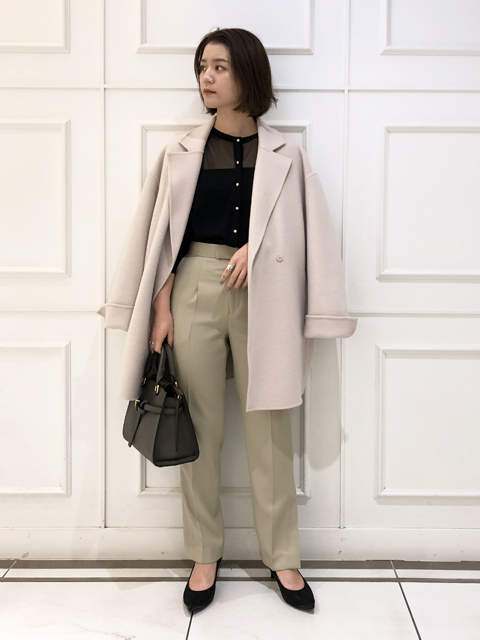 程よい透け感とパールボタンが上品な印象のシアーカーディガン。
コンパクトなサイズ感なので、ワンピースに羽織ったり、キレイ目パンツと合わせボタンをとめてプルオーバー風に着ても◎
パーティーシーンやオケージョンシーンのちょっとした羽織りにも最適です。
透け感があるので、一枚で着る時はキャミソールやベアトップと合わせるのがおすすめです。