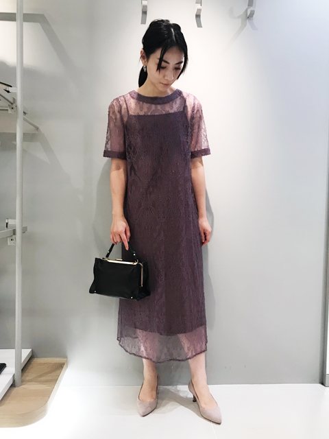 アンティークのような繊細なラッセルレースを使用したワンピース。
花柄ではないモチーフ柄なので甘くなりすぎず、大人っぽい印象で着ていただけます。
サテンのキャミペチコートがセットになっており、肩紐が落ちないよう内側で固定できるようになっています。
パーティーシーンやイベントなどのドレスアップにもおすすめ。
軽やかな素材感なので、デニム合わせでドレスダウンした着こなしも◎