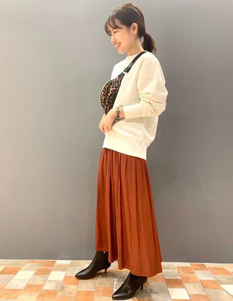 本日は、Champion（チャンピオン）のスウェットのご紹介です！

ボトムスを選ばずに着れる程よいルーズ感がポイント♪
シンプルなアイテムですが、ニュアンスたっぷりの素材やシルエットで大人カジュアルな雰囲気に。
柄物のスカートなどと、少しストリートテイストに着こなすのがおすすめです!
