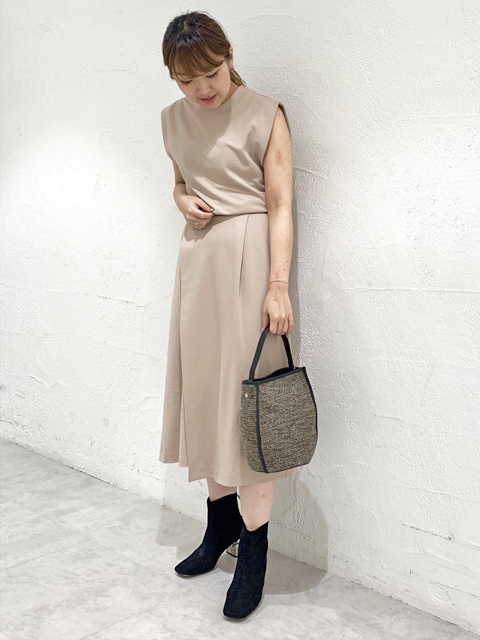 本日は、セットアップ風の着こなしが叶うポンチ素材のワンピースのご紹介です！
ドレープ感のあるトップスに、ラップ風デザインのスカートで上品な印象が◎
気になる二の腕周りをさり気なくカバーするアームラインで華奢見えが嬉しいポイントです！
伸縮性が良くイージーな素材ですが、上品さもプラスしたワンピースは幅広いシーンで重宝します。
シンプルなデザインなのでアクセサリーで華やかさを加えれば、二次会などのお呼ばれにも◎
