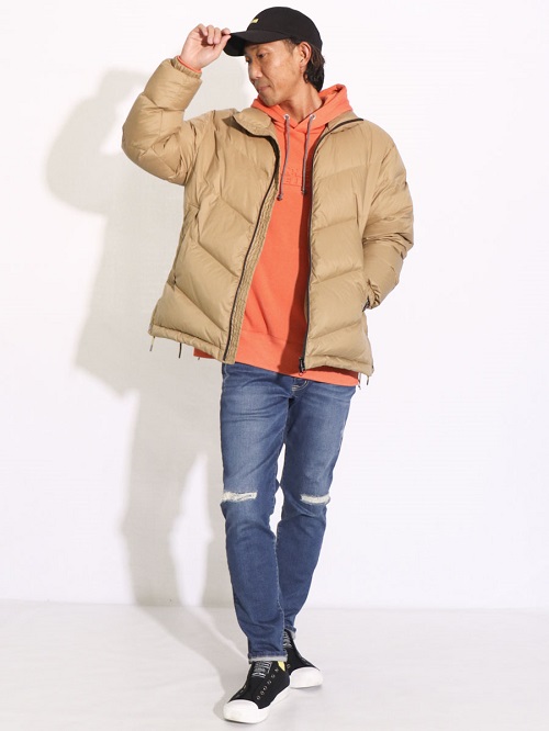 新鮮なショートダウン。 通常の横ステッチより、よりシャープな印象を与えてくれる。 アメカジを意識するなら、 ベージュ×オレンジで元気な雰囲気を。 ボトムはPY定番のデニムをチョイス♪ 気張らず、シンプルに。脱力カジュアルがいい。