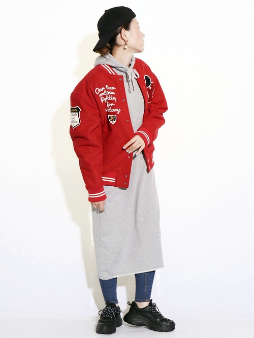 スタジャンの赤がとびっきりのアクセント！ 1着だけでキマるアイテム☆ スポーティーに着るなら、 裏毛やスキニーを合わせて、すっきりとまとめるのが◎ ボリュームスニーカーがこなれ感を出し、 全体を新鮮にまとめてくれるますよ♪