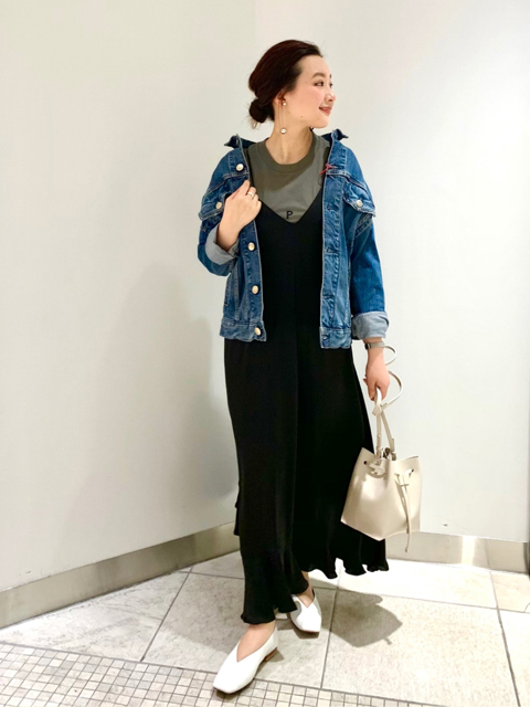 本日は、春に向けて使えそうなビッグサイズのGジャンのご紹介です！
デニムに定評があるブランド「RED CARD（レッドカード）」に、Rouge vifだけの特別なアイテムを別注したアイテムです♪
ラフに襟を抜いてばさっとルーズに羽織るのが今年らしくおすすめです！
シックなロングワンピと合わせるとカジュアルになり過ぎず◎