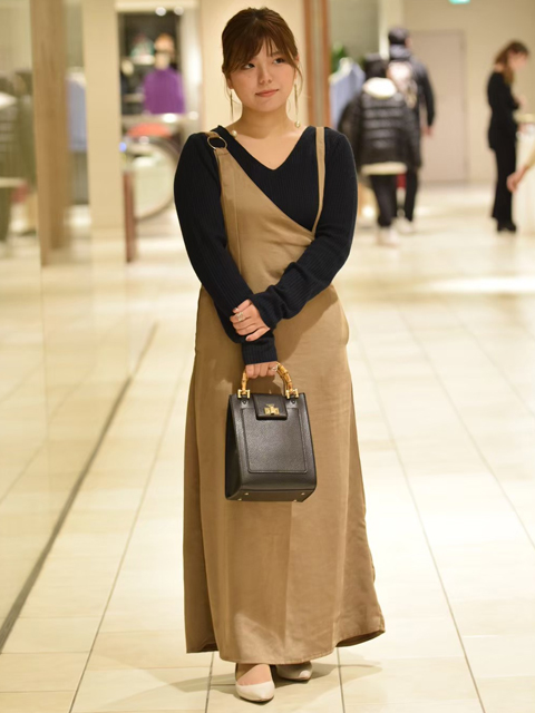 本日は、太ヒールで安定感のあるパンプスのご紹介です♪ボトムスを選ばずに足をすっきり見せてくれる嬉しいアイテム！今回は女性らしいロングワンピースト合わせキレイ目スタイルに♪