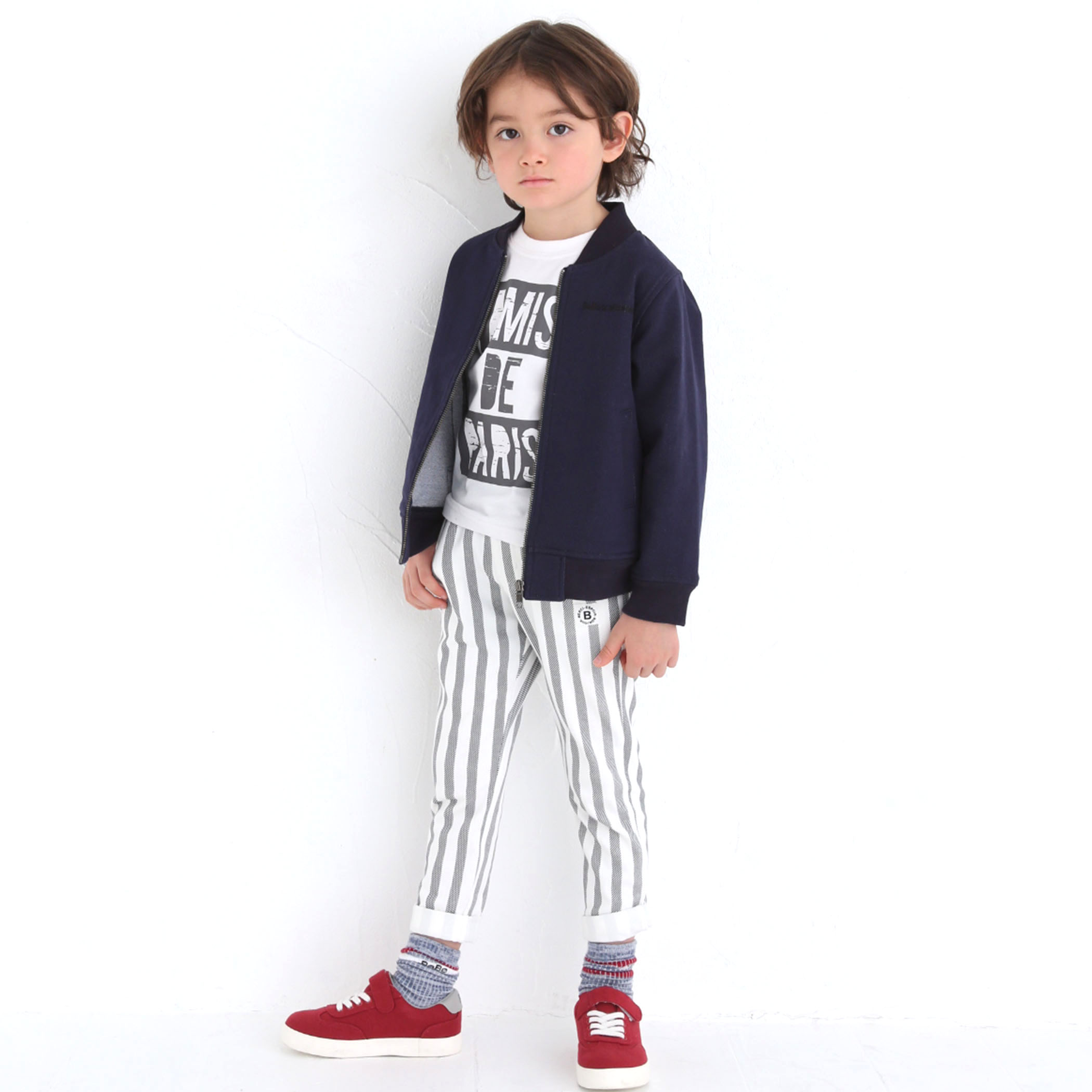 やわらかな肌ざわりとデニムライクなデザイン性を両立した使い勝手の良いブルゾンと、ロゴが目を引く長袖Tシャツのセットアイテムは、デイリーに取り入れやすく着回し力抜群のアイテムです。
ウエストリブの伸縮性がありやわらかい、穿き心地抜群のテーパードパンツと合わせて、スッキリスタイルの完成です。

【BeBe(べべ)】
"LOVE MODERN" 少しおませで、生意気なヨーロピアンカジュアルの提案。
時代性･流行性をとらえ、ベーシックでもワンポイントを施した遊び心、楽しさを盛り込んでいます。
シンプルだけど、こだわりのあるオリジナリティーを重視しています。