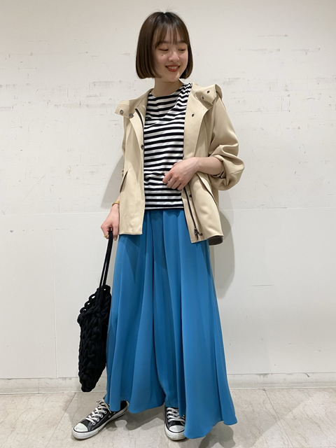 分量感たっぷのエアリーなシルエットが春らしいマキシパンツを主役にしたコーデのご紹介です！
マーメイドシルエットなので、ボーダー×スニーカーなどカジュアルな合わせも甘くなく大人な雰囲気にしてくれます♪