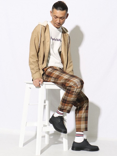 PYで人気沸騰中！フーデットシャツ
シャツ地に使用しているピーチスキンの風合いが、カジュアルに上品さをプラス。

フード付きだから、春のスタイリングに羽織りとして万能なアイテム。

旬なチェック柄のシェフパンツを合わせて、トレンドをおさえながらもこなれ感が◎