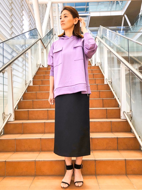 上品な光沢感があるフーデットプルオーバー。
ポケットディテールや、脇をジップ開きにしたりとトレンド感がありながら、飽きることのないデザインがおすすめです。 
シルエットが綺麗なタイトスカートは、ウエストラインが綺麗なので、トップスをインして着るスタイリングもおすすめです。 
(９号着用)

MODEL:H157cm 