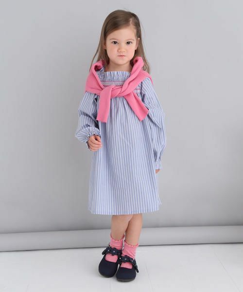 爽やかなストライプ柄ワンピースを、スモッキング刺繍でcuteに仕上げました。
袖口や首元のフリルが上品な女の子らしさをプラスしてくれます。
サッと1枚着でもサマになるのも嬉しいポイントです。