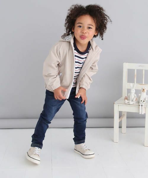 やわらかく穿き心地の良いジョグデニムパンツ。
程よい色落ち加工を施し、本物のデニムのような風合いがおしゃれに仕上げてくれるポイントです。
毎日のコーディネートに、1本は持っておきたい優秀アイテム。
ウエストゴムで、お子様ご自身でもスムーズにお着替えが行えます◎