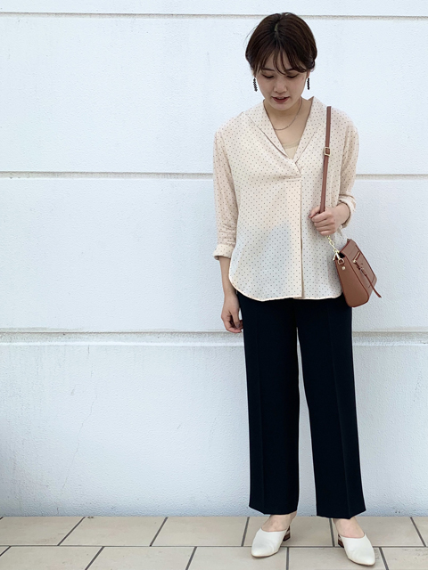 微光沢＆とろみ素材が柔らかな雰囲気♪
抜け感たっぷりの今どきブラウスにワイドストレートパンツでキレイめに合わせてみました！
