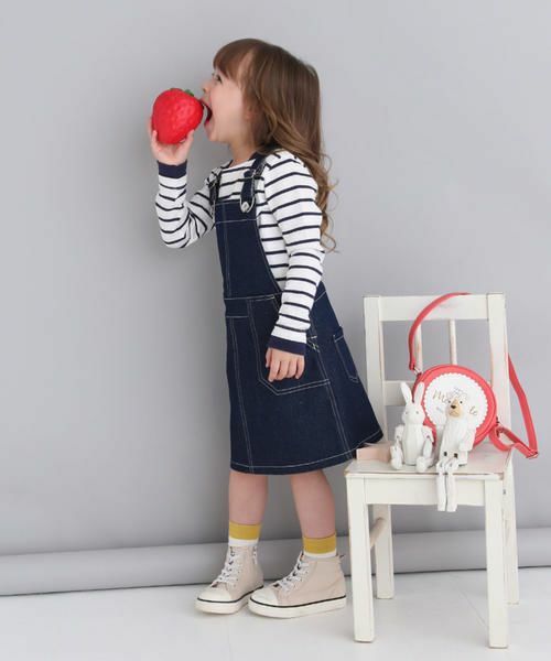 元気いっぱいのお子様によく似合う、デニムのジャンパースカート。