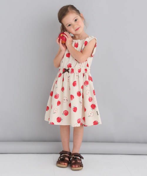 コットンリネンのナチュラルな風合いに、やさしいタッチのリンゴプリントがcuteなワンピース。
フリル使いやふんわりとしたスカートシルエットが女の子らしいアイテムです。
サマーシーズンには1枚着でもおしゃれが完成するのも嬉しいポイント。