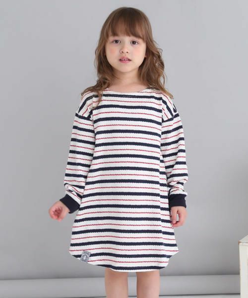 独特の細かい凹凸感が風合い豊かな梨地ボーダーワンピース。
裾のラウンドカットがスポーツライクなデザイン。
1枚ですとんと着られて、カジュアルスタイルに欠かせなくなりそうなアイテムです。