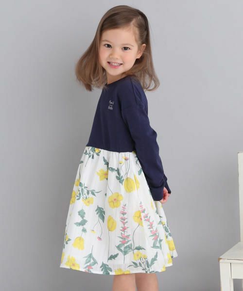 無地のカットソーに花柄のスカートを合わせたようなドッキングデザインのワンピース。
1枚でおしゃれが完成する、デイリーにも嬉しいアイテムです。
スカート部分には、繊細なタッチが上品なフラワープリントを。
コットンならではのナチュラルな風合いが、季節感たっぷりの着こなしに仕上げてくれます。