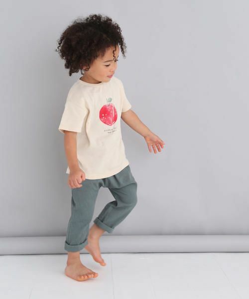 やさしい肌ざわりが魅力のガーゼ天竺で仕立てたTシャツ。
スイカ、リンゴをモチーフにした擦れたようなニュアンスのプリントがおしゃれなアイテムです。
深みのあるナチュラルなカラーバリエーションにも注目。
デイリーカジュアルを品よく仕上げてくれます。