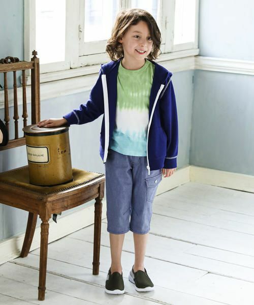 凹凸感のある表面が特徴の梨地天竺生地を使用したパーカー。
ネイビーの身生地にホワイトでアクセントを効かせた爽やかなカラーリングが◎
胸元のワッペンやバックのさりげないロゴがおしゃれなデザイン。
微妙な体温調節に、ロングシーズン重宝するアイテムです。