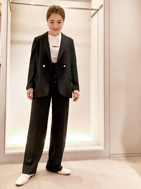 今期旬のロゴTと脚長効果も期待できるハイウエストパンツで大人かっこいいスタイルに♪
すっきり見のジャケットを合わせると品を損なわず程よいカジュアル感に◎