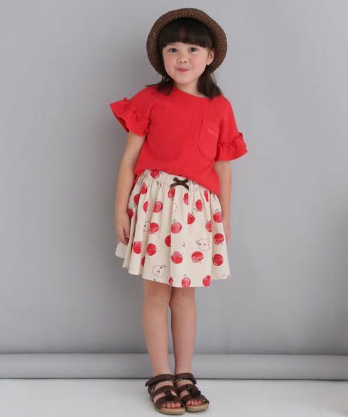 やさしいタッチのリンゴプリントがcuteなスカートは、コットンリネンのナチュラルな風合いが◎
インナーパンツ付きなのでアクティブに遊ぶ日にもおすすめです。
ギャザーを寄せたシルエットが女の子らしいポイント。
デイリーカジュアルをガーリーに彩るアイテムです。