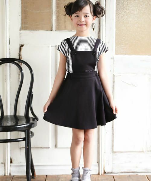 やわらかなポンチ素材のジャンパースカート。
子供服らしい元気なイメージのあるジャンパースカートも、ワンカラーで仕上げることで大人びた上品な印象に◎
インナー次第でグッと雰囲気を変えて着て頂けるシンプルなデザインが魅力です。
MODEL：120cm 17kg/着用サイズ110cm