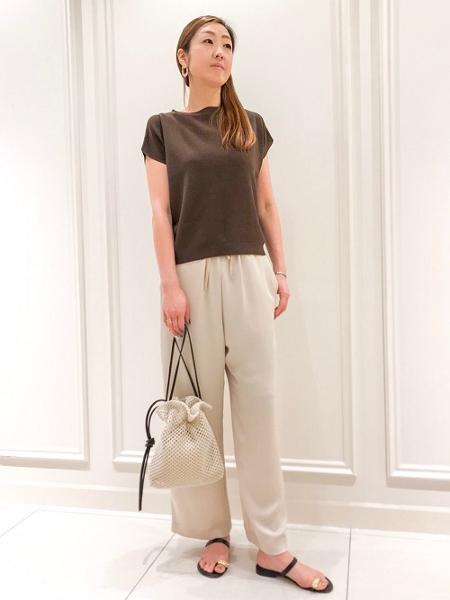 トレンドのサテンパンツを、ホールガーメント製法のニットと合わせました。
ニットは縫い目がないので肌に優しく、着心地がとても良いのでストレスフリー。
パンツはウエストがゴム仕様のため長時間座っていても苦しくならずおススメです。
両方とも洗える素材なので、これからの季節にピッタリ。大活躍しますよ。
(上下とも9号サイズ着用）

玉川高島屋ショッピングセンター　　MODEL:H170cm								
