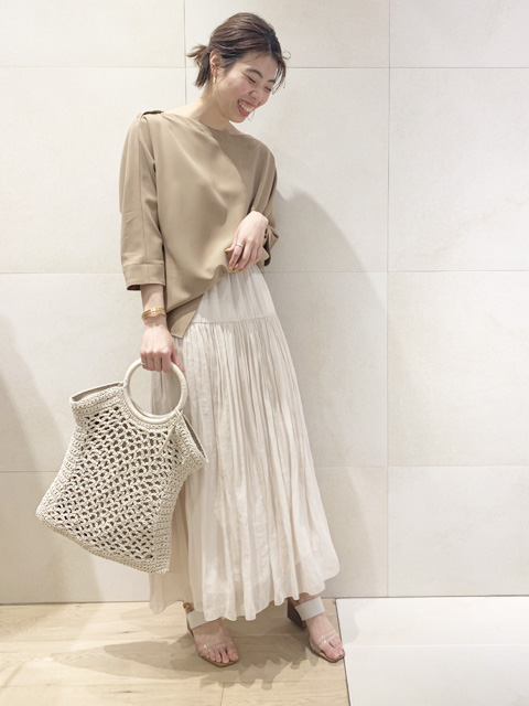 本日は、ベージュワントーンコーデです♪
セットアップでも着て頂けるブラウスは、程よくラフなアイテムと合わせるとバランスよく着れます！
 
ブラウスはお仕事用にと考えている方も着方で普段に使い回すことも可能ですよ。
そろそろサンダル合わせでもいい時期なので、バッグとシューズは夏らしく。