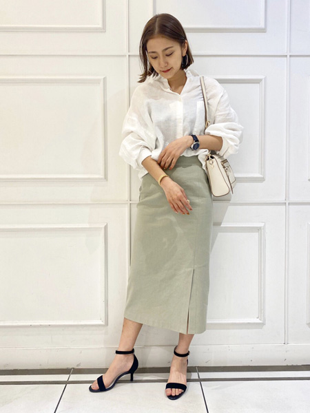 リネンビッグシャツのご紹介★
今回は羽織としてではなくリモートワークでも使える様にトップ使いに♪