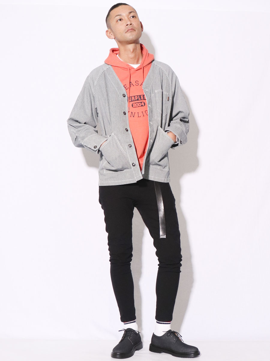 そのまま着るとザ・作業着になりがちなワークウェアは、旬な柄やデザインを選んでチョイスするのが、「お洒落で着てます」感を演出できちゃう。エンボスパーカのオレンジにブラックのスキニーを合わせれば、色も着丈バランスも絶妙にハイセンスな着こなしに。