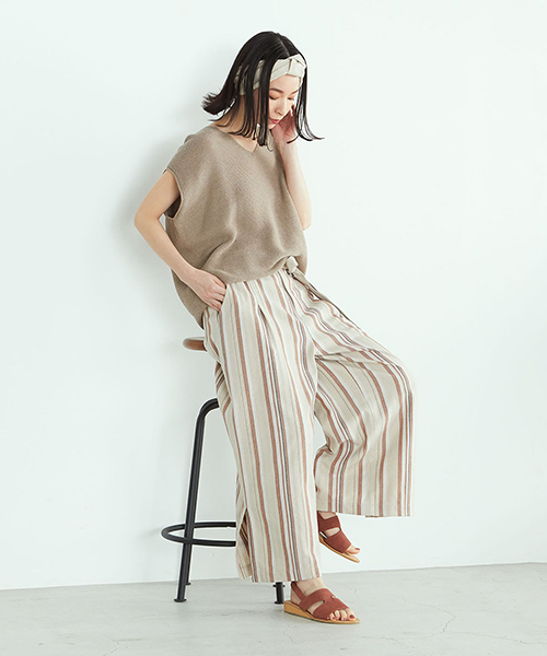 【ONIGIRI】 着心地と肌触りが良いホールガーメントニット。 ドロップショルダーだから、 袖からのぞく腕がシャープな印象に。 サイドスリットの入ったワイドパンツは、 程よいゆったり感がイマドキ。