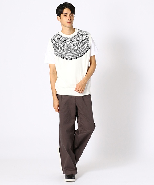 【コムサイズム メンズ】 肌触り良く、軽いニットベスト。 Ｔシャツとワイドパンを合わせて リラックススタイル。