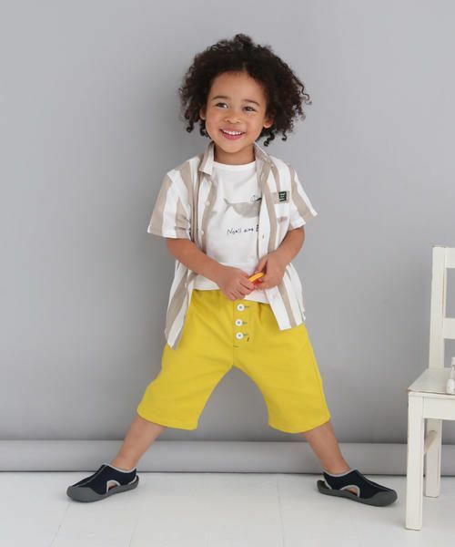 やわらかく肌ざわりの良いガーゼ生地で仕立てたシャツ。
ナチュラルなカラーリングのストライプ柄が爽やかなアイテムです。
1枚でも、羽織としても幅広く活躍するのが嬉しいポイント。
同じ生地を使用した『ストライプガーゼ裾フリル切り替えワンピース(1761-23022)』もございますので、男女お揃いのコーディネートもお楽しみ頂けます。