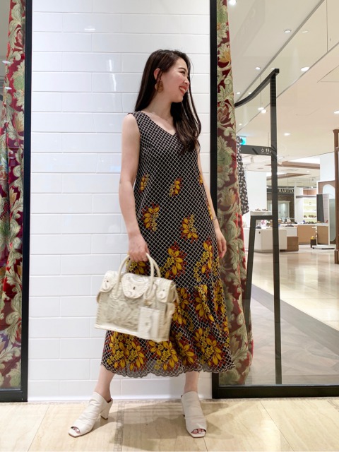 チェック地にオリジナルの刺繍を施したサマードレス！
 薄手のジョーゼット素材を使用しリラックスしたシルエットに落とし込む事で、肌に触れる面積が少なく、真夏でも涼しく快適にご着用頂けます^ ^ 
小物をホワイトで統一してみました♡︎

H:162