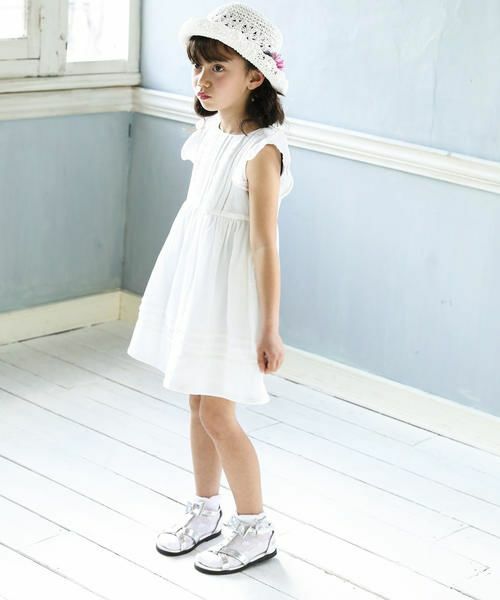 コットン100%のナチュラルな風合いが魅力のボイルワッシャーワンピース。
ホワイトのワンカラーで仕上げたデザインが、爽やかなスタイルに仕上げてくれます。
レースやフリルで甘さをプラスした、清潔感のあるアイテム。
1枚でサマになるのはもちろん、合わせるアイテム次第で様々な表情の着こなしをお楽しみ頂けます。