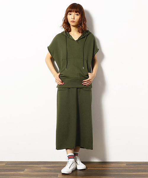 【パープル＆イエロー】 フレンチスリーブのパーカーは オーバーサイズで着心地の良いアイテム。 同素材のスカートを合わせて セットアップ風コーデ。