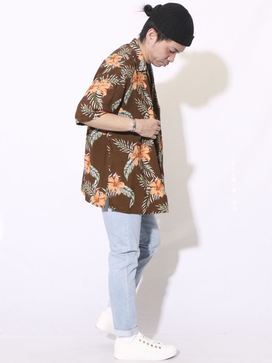 【パープル＆イエロー】“半袖シャツ”はリゾート気分たっぷりに仕上げるのが◎ 程よくリゾート感を演出できるアロハシャツ。 ブラウンカラーがさらに今年らしくアップデート。 定番のスーパーブリーチデニムと合わせて清涼感プラス！