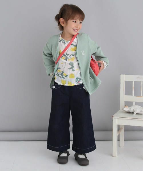 繊細なタッチのフラワープリントが上品なブラウス。
コットン100%のナチュラルな風合いと、透け感のある軽い質感がシーズンムードを高めます。
いつものコーディネートをぐっと華やかに仕上げてくれます。