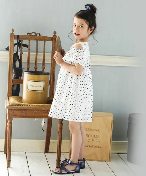 星の総柄プリントが目を引くワンピース。
カットスリーブがシーズンムード高まるデザイン◎
1枚着でおしゃれが完成するのも嬉しいポイントです。
デイリーカジュアルを特別感のあるスタイルに仕上げてくれます。