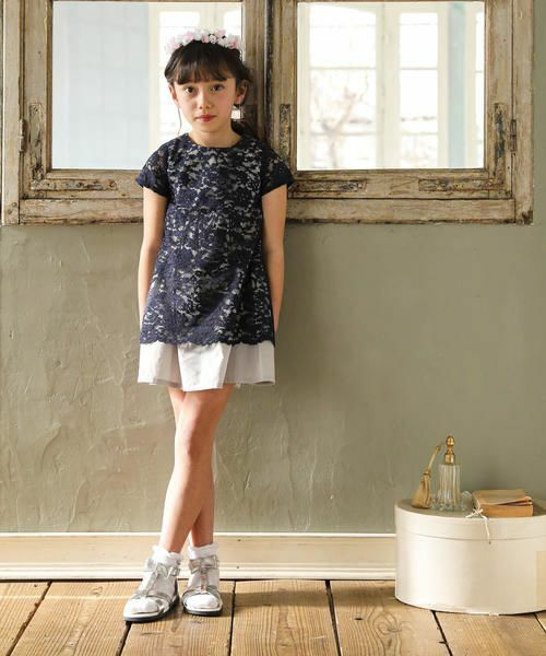 繊細なレースをレイヤードした、軽やかでガーリーなワンピース。
ふんわりとしたシルエットが女の子のおしゃれ心をくすぐるアイテムです。
日本でも数少ない場所でしか作ることの出来ない洗えるレース素材を使用しています。
特別な日にはもちろんの事、普段使いにもたくさん着て頂けるのが嬉しいポイントです。