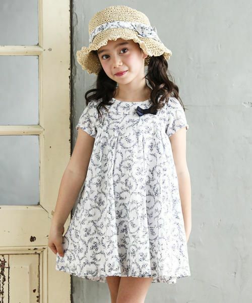 イタリア北部にアトリエを構えるカバリエレ・アズーロのプリントを使用したワンピース。
繊細で上品なクレマチスのプリントがお子様の清楚な魅力を引き立ててくれます。
同じプリントを使用した季節感あふれるペーパ素材のハットを合わせ
春夏のお出かけ気分を盛り上げてくれるコーディネートに仕上げました。