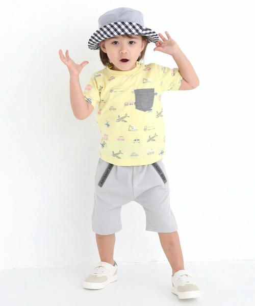 お子様が大好きな乗り物をプリントしたTシャツに
シンプルなボトムスを合わせ、デイリーユースにぴったりなコーディネートです。
