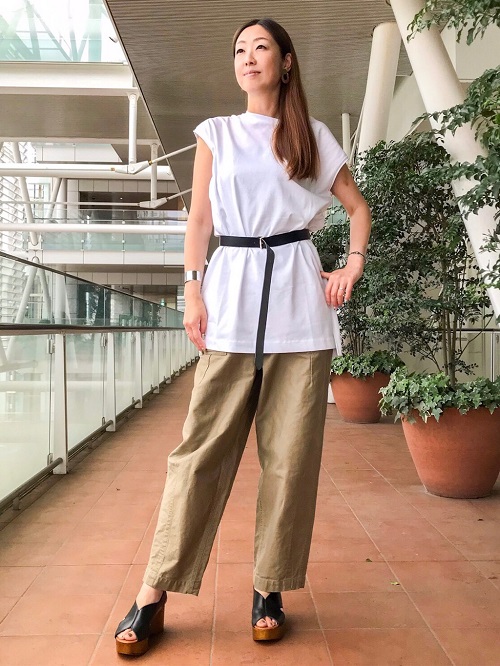 ミドル丈カットソーにミリタリーパンツに合わせた、大人ガジュアルスタイル。
ウエストマークにベルトを加えると、スタイリングが引き締まりメリハリが出るのでおすすめです。 
また、両サイドにスリットが入っているので、ベルトを外して、スニーカー合わせたリラクシーなスタイリングも◎
(全て9号サイズ着用）

玉川高島屋SC　　MODEL:H170cm								
