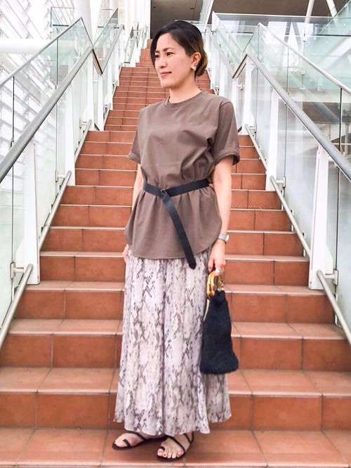 大人ぽいパイソン柄のスカートは色味が柔らかく優しい印象でお召しいただけます。
パンツ合わせが多いロングカットソーですが、ベルトでウエストマークするスカートスタイリングも相性が良くおすすめです。
(全て9号サイズ着用)

玉川高島屋SC　　MODEL:H161cm								
