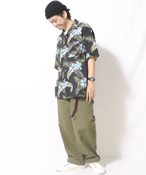 【パープル＆イエロー】 ブラック系のアロハシャツを大人っ格好よくスタイリング♪ カーキボトムの落ち着いたカラー合わせた大人カジュアル。