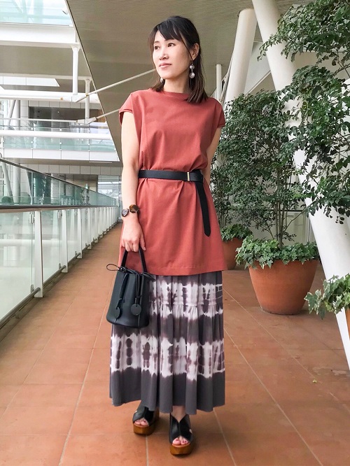 トップスは二の腕と肩周りをスッキリと見せてくれる袖のデザイン。
パンツにもスカートにも合わせが良く、ベルトありorなしで雰囲気の違うコーディネートが楽しめます。
スカートはウエストゴム仕様の気楽な着心地です。 
コットン素材で涼しくお召し頂けます。
(トップス、スカート9号着用）

玉川高島屋SC　　MODEL:H153cm