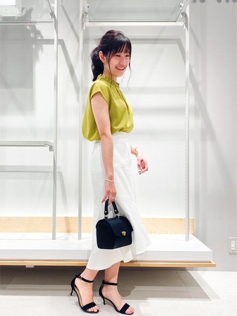 首がつまったデザインのブラウスが、暑い季節に大活躍する素材で登場。
ベーシックカラーに加えアクセントになるイエローも使い勝手の良いアイテムです。
デニムと合わせた大人カジュアルスタイルから、タイトスカートやきれいめパンツと合わせればオフィスコーデにも◎