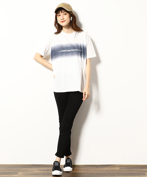 【パープル＆イエロー】
シンプルなデザインのスプレープリントＴシャツ。
スキニーパンツとの合わせが定番な着こなし！
